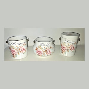 Vorspeisenset mit 3 Porzellantöpfen, verziert mit Rosen und Metallgriffen. Inklusive Behälter, Eiswürfeln und einem sauberen Tisch.