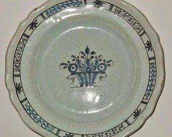 Französischer Fayenceteller aus dem 18. Jahrhundert, Forges-les-Eaux, Schwarzer Fuß, Cul Noir, Blumenkorb, handbemalt, antike französische Keramik, 1800er Jahre
