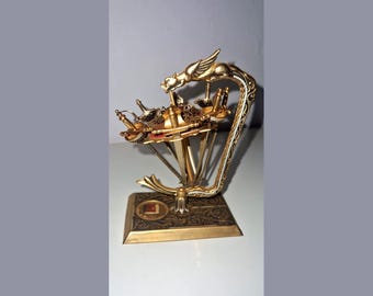 Präsentationsständer für 8 Miniatur-Cocktailschwerter, Toledo, Spanien, vergoldete Bronze, geflügelter Greif, damasziert, 1960