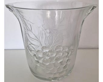 Vintage-Eiskübel aus geformtem Glas aus den 1960er-70er Jahren, Reliefdekor mit Weinrebenmotiv, französische Bar-Accessoires