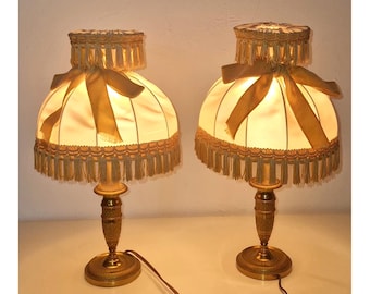 Paar antike Nachttischlampen aus Messing, Lampenschirme im Stil Louis XVI mit Fransen und Schleife, französische Tischlampen