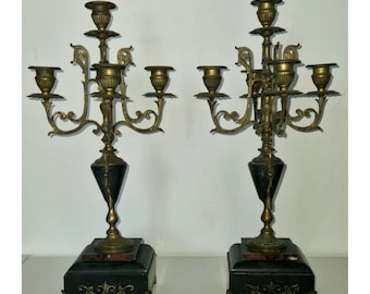Paar antike fünfflammige Kandelaber aus Bronze, Sockel aus schwarzem und rotem Marmor, französischer Stil Napoleon III.