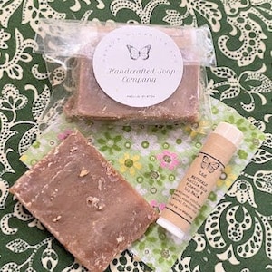 Oatmeal Milk & HoneyMini Spa Gift Set: Mini Soap with Lip Balm-great for small gifts or stocking stuffers!