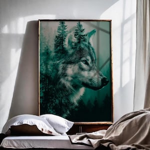 Könnte beinhalten: Ein gerahmter Kunstdruck mit dem Profil eines Wolfes, überlagert von einer Waldszene. Das Kunstwerk verwendet Türkis- und Grautöne und erzeugt eine natürliche Ästhetik. Das Auge des Wolfes ist ein auffälliges Blau. Der Druck wird in einem Schlafzimmer gezeigt.