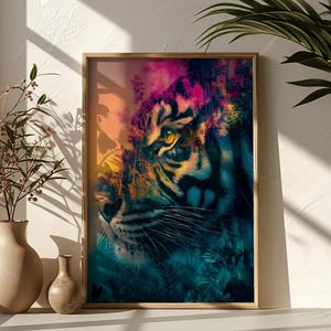 Peut inclure: Une impression d'art encadrée représentant un gros plan du visage d'un tigre. L'œuvre utilise des couleurs vives, notamment le bleu, le violet et l'orange, créant un effet visuel saisissant. L'œil du tigre est un point central, avec des détails sur la fourrure et les traits.
