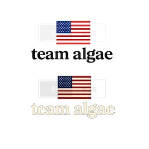 Peut inclure: Deux designs graphiques présentant le texte team algae en polices noire et crème respectivement. Chaque ligne de texte est placée sous un drapeau rectangulaire des États-Unis aux couleurs rouge, blanc et bleu. Les designs sont empilés.