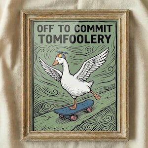 Peut inclure: Impression encadrée avec une oie blanche sur un skateboard, portant un chapeau à hélice, et le texte "OFF TO COMMIT TOMFOOLERY". Le fond est vert avec des motifs de vagues. Le cadre est de style vintage.