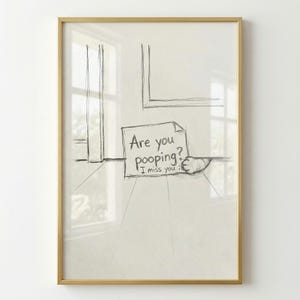 Könnte beinhalten: Bleistiftskizze Kunstdruck in einem goldenen Rahmen. Das Kunstwerk zeigt eine handgeschriebene Notiz mit der Aufschrift "Are you pooping? I miss you :)". Die Zeichnung ist in Schwarzweiß gehalten, mit einem minimalistischen Stil.