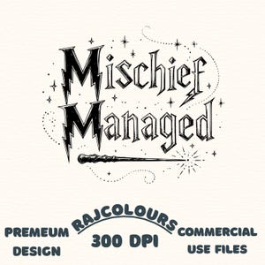 Op de afbeelding: Zwart-wit grafisch ontwerp met de tekst "Mischief Managed" in een gestileerd lettertype, met een toverstaf en steraccenten. Het ontwerp bevat ook de tekst "PREMEUM DESIGN" en "RAJCOLOURS 300 DPI COMMERCIAL USE FILES".