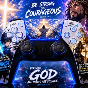 Peut inclure: Une manette PlayStation noire et blanche avec une lumière bleue. La manette présente des images religieuses, dont Jésus, une croix et le texte "Be Strong and Courageous" et "For With God All Things Are Possible."