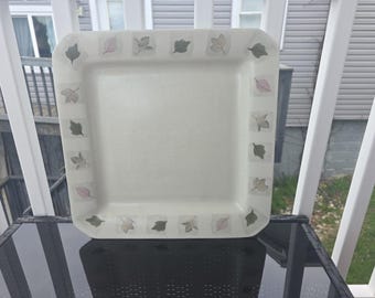 Plato cuadrado de cerámica Mikasa KT407 de 38 cm (15 pulgadas) con borde de hojas y acabado brillante.