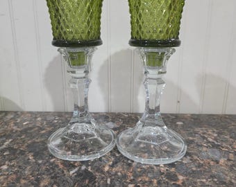 Candelabros vintage con paneles transparentes y remates votivos de punta de diamante verde - Par