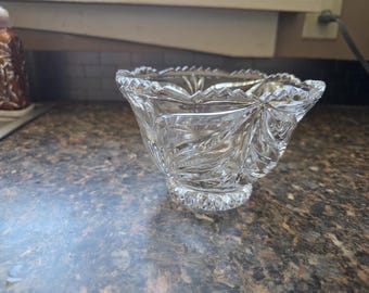 Bol de cristal transparente con base, tallado en forma de molinillo y hoja, de estilo vintage – Bol de rosas con borde festoneado