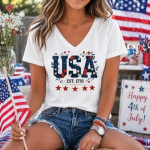 USA Etablerat 1776 Blommig V-ringad skjorta – Patriotisk röd vit blå bomullströja
