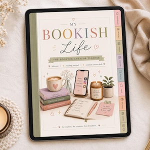 K&ouml;nnte beinhalten: Digitaler Planer mit dem Text "My Bookish Life" mit einer Kaffeetasse, B&uuml;chern, einem Telefon, einer Kerze und einer kleinen Pflanze. Der Planer ist auf einer Seite mit einer To-Do-Liste und einem rosa Haftzettel ge&ouml;ffnet.