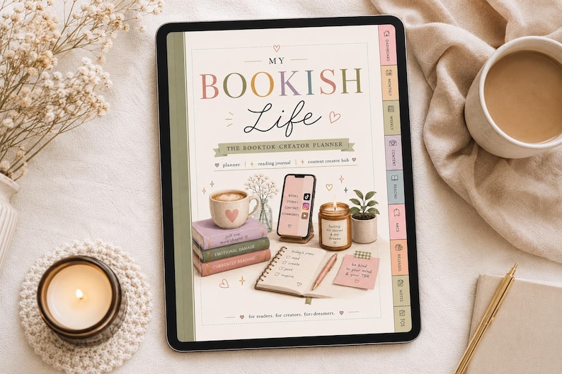 K&ouml;nnte beinhalten: Digitaler Planer mit dem Text "My Bookish Life" mit einer Kaffeetasse, B&uuml;chern, einem Telefon, einer Kerze und einer kleinen Pflanze. Der Planer ist auf einer Seite mit einer To-Do-Liste und einem rosa Haftzettel ge&ouml;ffnet.