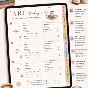 K&ouml;nnte beinhalten: Digitaler ARC-Tracking-Planer mit Tablet, B&uuml;chern und einer Kerze. Der Planer enth&auml;lt Abschnitte zum Verfolgen von Buchdetails, Bewertungen und Fristen. Das Bild zeigt auch eine Kaffeetasse und einen Notizblock mit einem Stift.