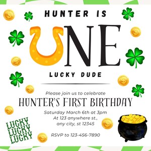 Puede incluir: Una invitación festiva para el primer cumpleaños de Hunter, con una herradura dorada, tréboles y monedas de oro. El texto dice "Hunter is One, Lucky Dude." Incluye detalles del evento e información de RSVP.