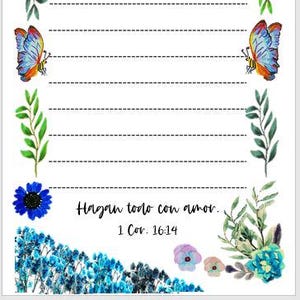 Puede incluir: Un bloc de notas blanco con temática floral con un borde decorativo de flores azules y moradas, hojas verdes y dos mariposas. El bloc de notas tiene páginas rayadas y el texto "Hagan todo con amor. 1 Cor. 16:14".