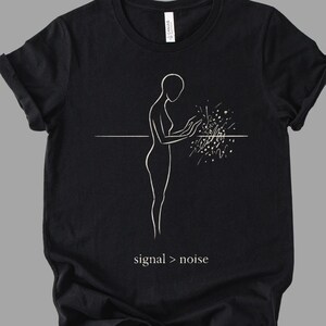 Camiseta gráfica minimalista con señal sobre ruido / Camiseta con pensamiento sistémico y claridad cognitiva / Ropa urbana de lógica estoica / Algodón grueso premium unisex