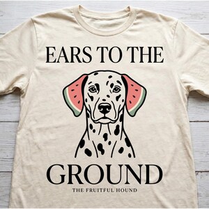 Camiseta minimalista com estampa de dálmata - Camiseta com estampa "Orelhas no Chão" - Camiseta Comfort Colors com estampa de melancia e cachorro - Moda streetwear indie estética
