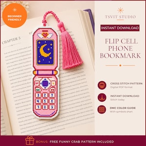 Könnte beinhalten: Ein Kreuzstichmuster für ein Lesezeichen in Form eines rosa Klapphandys mit einem gelben Mondsichel- und Sternendesign auf dem Display, einer violetten Tastatur und einer rosa Quaste. Der Text lautet TSVIT STUDIO FLIP CELL PHONE BOOKMARK.