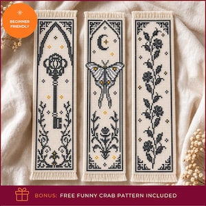 Pode incluir: Três marcadores de página retangulares em ponto cruz com bordas desfiadas em tecido creme. O da esquerda apresenta uma chave preta ornamentada, o central uma mariposa com uma lua crescente e o da direita uma videira de rosas vertical.