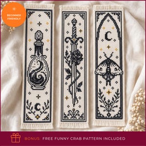 Puede incluir: Tres marcapáginas rectangulares de punto de cruz sobre tela color crema con bordes deshilachados. El izquierdo muestra una poción, el central una espada con una rosa y el derecho una polilla bajo una luna creciente. Diseños en negro y oro.