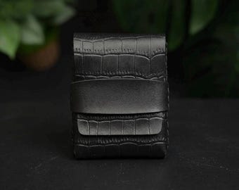 クロコダイル柄を施した、100％手作りのオールインオールブラック牛革ウォレット