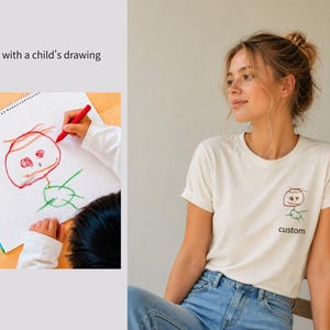 以下が含まれることがあります： 丸い頭と緑色の足を持つ人物の子供の絵が描かれた、クリーム色のTシャツ。「custom」の文字が下に印刷されています。画像には、同様の人物を赤いクレヨンで描く子供も写っています。