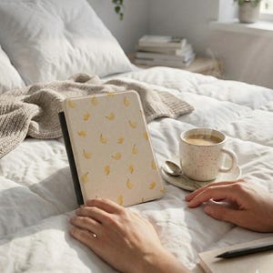 以下が含まれることがあります： 白のセラミックマグカップ。黒い持ち手があり、「But First, Coffee」の文字が手書き風に書かれています。白い表面に置かれています。マグカップの高さは約10cmです。