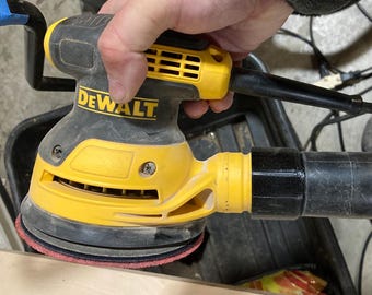 Adaptateur d'aspirateur pour ponceuse orbitale DeWalt compatible avec un tuyau de 1 7/8 po.