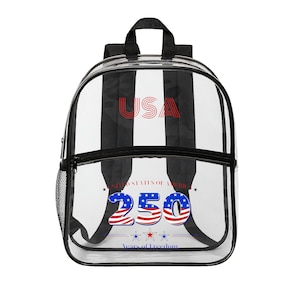 Op de afbeelding: Transparante rugzak met zwarte banden en randen. Het woord "USA" is rood gedrukt en het nummer "250" is rood en blauw, met de tekst "Years of Freedom" eronder. Het heeft een zijvak van gaas.