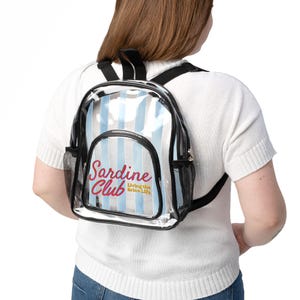 Mochila pequeña transparente Sardine Club, ideal para festivales, de PVC, estilo deportivo e informal, resistente al agua, tamaño apto para equipaje de mano.