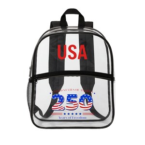 Op de afbeelding: Transparante rugzak met zwarte bandjes en afwerking. Het woord "USA" staat in rode blokletters bovenaan. Daaronder is het nummer "250" ontworpen met rode en blauwe strepen en sterren, met de tekst "Years of Freedom".