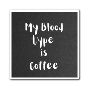 Puede incluir: Adhesivo cuadrado con borde blanco y fondo negro. El texto "My Blood type is Coffee" está escrito en blanco con una fuente manuscrita. Un adhesivo humorístico para los amantes del café.