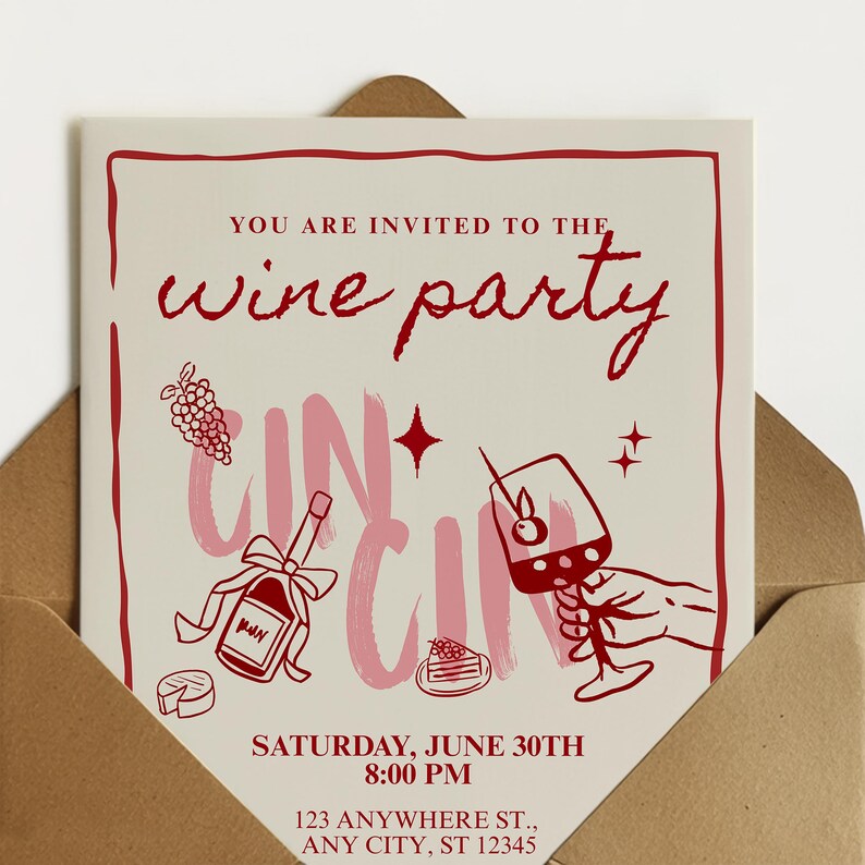 Op de afbeelding: Een uitnodigingskaart voor een wijnfeest in een bruine envelop. De kaart heeft een cr&egrave;mekleurige achtergrond met rode en roze illustraties van wijn gerelateerde items. De tekst luidt "YOU ARE INVITED TO THE wine party" en bevat evenementdetails.