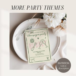 Op de afbeelding: Een uitnodiging voor een champagnefeest met de tekst "More Party Themes". De uitnodiging is lichtgroen met roze en witte accenten, met champagneglazen en een discobal. De uitnodiging ligt op een witte schaal met bloemen.