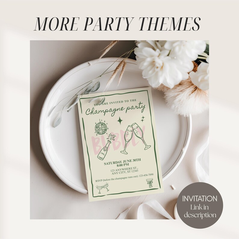 Op de afbeelding: Een uitnodiging voor een champagnefeest met de tekst "More Party Themes". De uitnodiging is lichtgroen met roze en witte accenten, met champagneglazen en een discobal. De uitnodiging ligt op een witte schaal met bloemen.