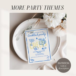 Op de afbeelding: Een uitnodiging voor een cocktailparty met blauwe en gele afbeeldingen, waaronder cocktailglazen en citroenen, op een witte achtergrond. De uitnodiging luidt "You are invited to the Cocktail party" en bevat evenementdetails. De tekst "More Party Themes" staat bovenaan.
