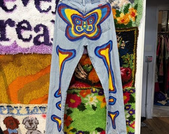 Jeans Wrangler azules vintage de los 90 pintados a mano con estampado de esqueleto de mariposa amarilla, azul y roja / 30