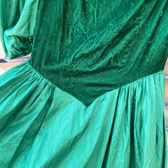 vintage 50s/60s emerald velvet puff sleeve dress … - image 3