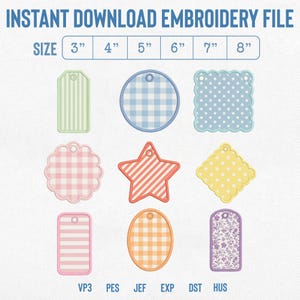 Puede incluir: Un archivo de bordado de descarga instantánea que presenta nueve formas de etiquetas distintas con varios patrones y colores, incluyendo rayas, cuadros vichy, lunares y estampados florales. Los tamaños disponibles son 3, 4, 5, 6, 7 y 8 pulgadas, con formatos VP3, PES, JEF, EXP, DST y HUS.