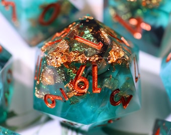 Juego de dados de mineral de cobre de tesoro vintage - Juego de rol de resina verde, marrón y con hojas de oro para D&D con temática de reliquias antiguas. Regalos para ella.