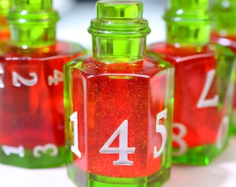 Juego de dados poliédricos de resina con forma de botella para D&D y RPG: diseño con núcleo líquido inspirado en pociones y números grabados nítidos. Juego completo de 7 piezas. Regalo ideal.
