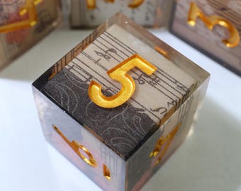 Dados Sonata Art Core D6 de resina Balada de las Flores Dados D&D de borde afilado Regalos D&D Dados poliédricos RPG, D6 Regalo para jugadores Regalos D&D - 1 pieza