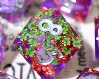 Juego de dados DnD con núcleo líquido morado y hierba verde para juegos de rol, juego de dados de Dungeons & Dragons para regalos de DnD, dados de resina con rosas para D&D para ella.