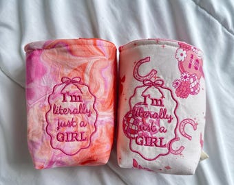 刺繍入り「JUST A GIRL」カップカバー｜ドリンクスリーブホルダー