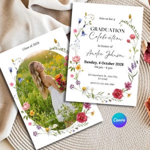 Könnte beinhalten: Zwei Abschlussankündigungskarten. Eine zeigt ein Foto einer Frau in einem weißen Kleid, die Blumen hält, umgeben von einem floralen Rand. Die andere Karte hat den Text: "Abschlussfeier" und Veranstaltungsdetails, ebenfalls mit einem floralen Rand. Das Canva-Logo ist sichtbar.