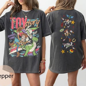 Camiseta vintage de Toy Story de 1995 con dos colores cómodos, camiseta de Woody, Buzz Lightyear y Rex, vacaciones familiares en Disneyland WDW 2026, Disneyland Pixar imagen 1